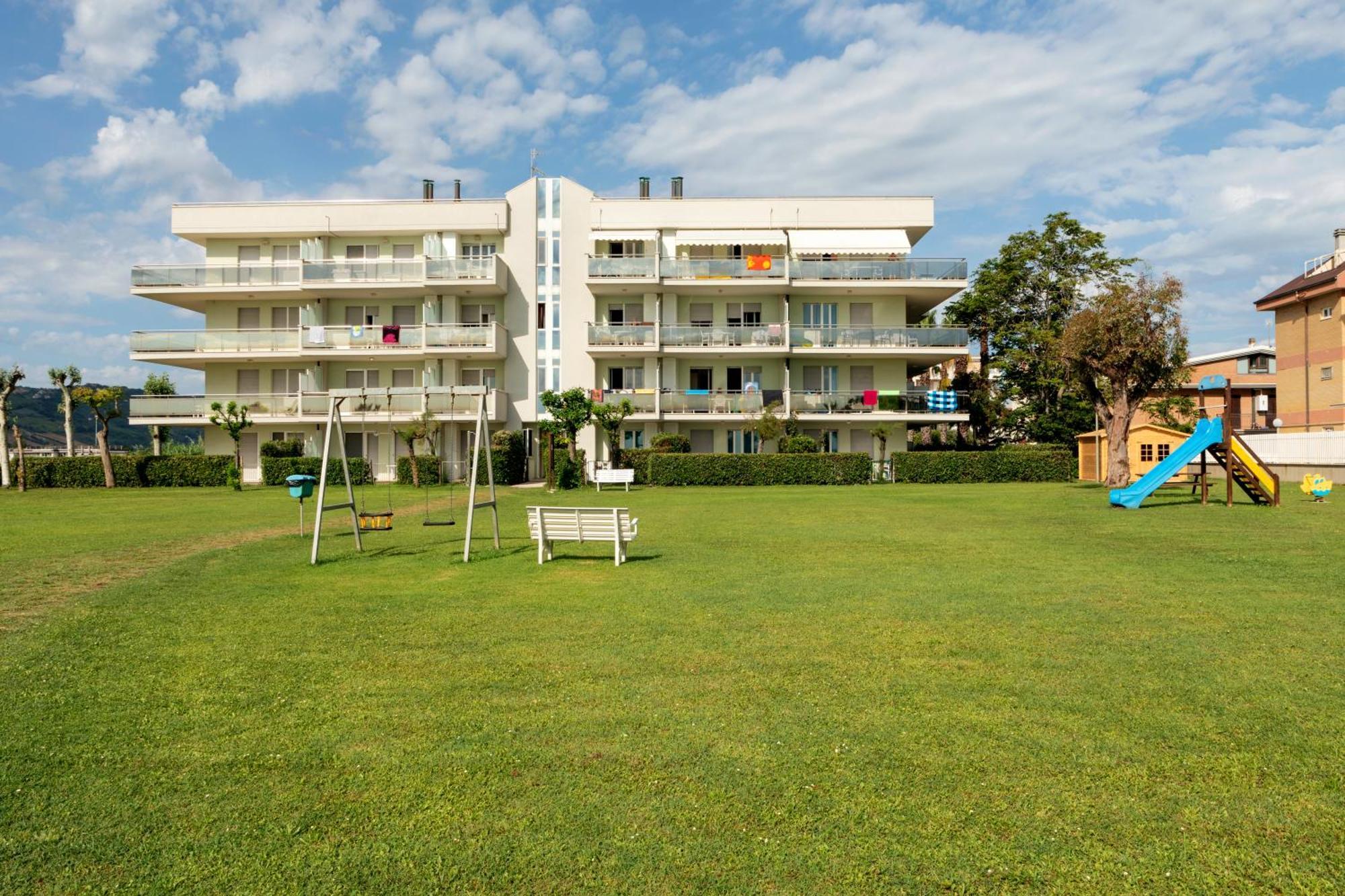 Residence Brezza Di Mare San Benedetto del Tronto Exterior foto